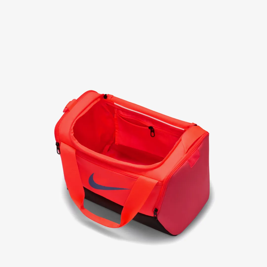 NIKE BRASILIA 9.5 TRAINING DUFFEL BAG 25L HOT LAVA