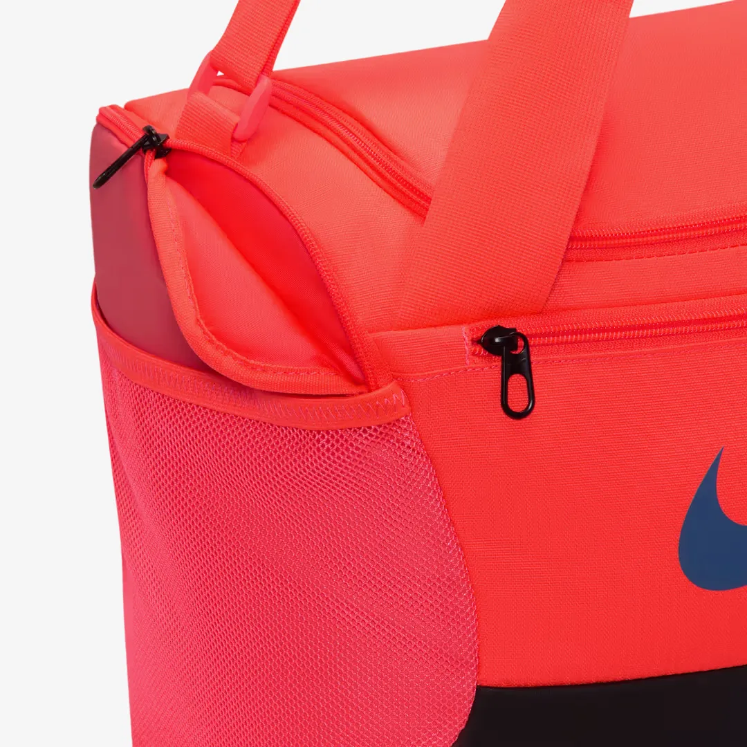 NIKE BRASILIA 9.5 TRAINING DUFFEL BAG 25L HOT LAVA